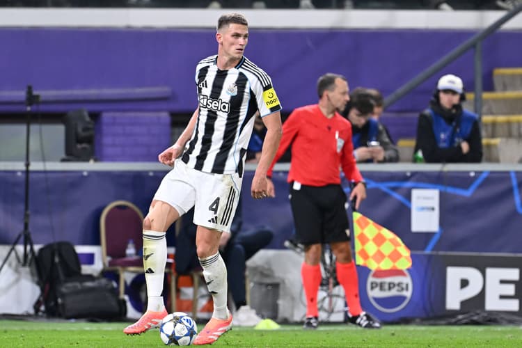 Sven Botman in actie namens Newcastle United