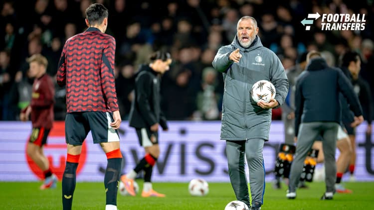 John de Wolf als assistent-trainer voorafgaand aan een duel van Feyenoord.