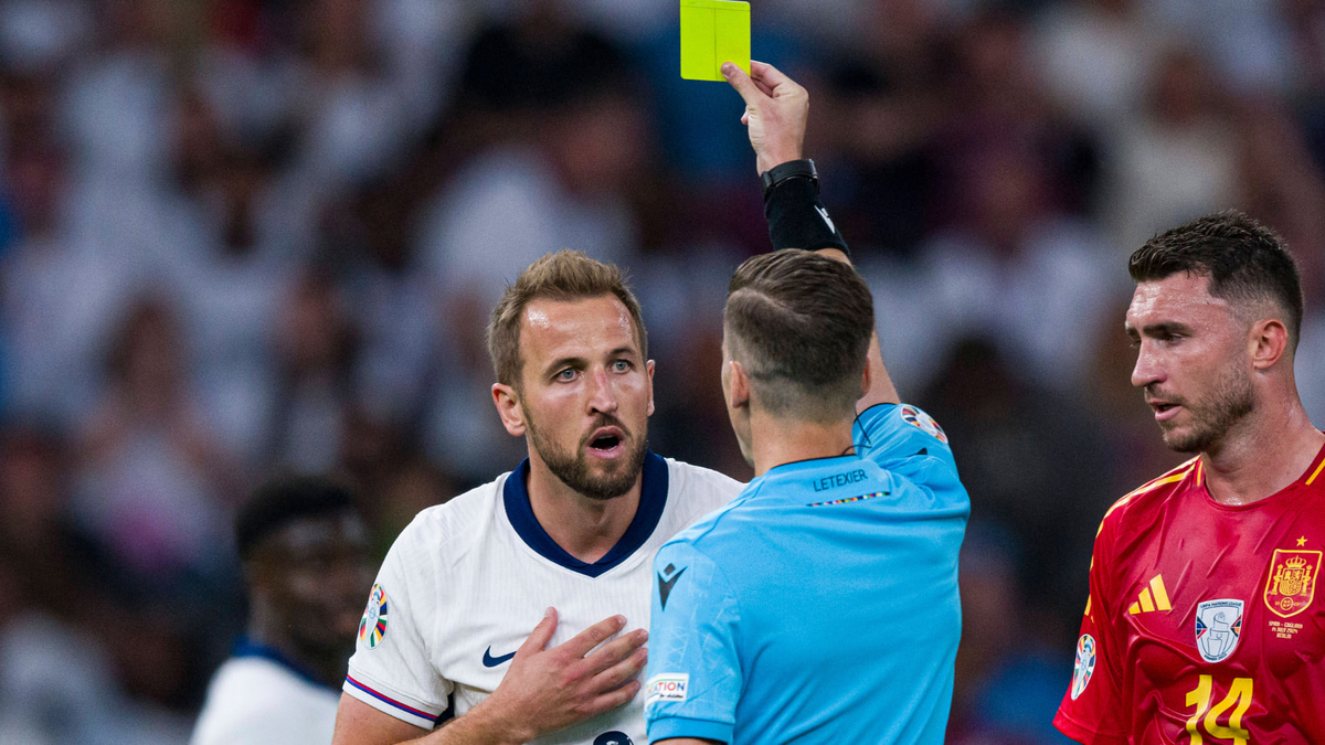 Harry Kane, yellow card