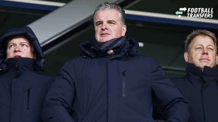 Dennis te Kloese (midden) tijdens een wedstrijd van Feyenoord. Komt de directeur zelf ook onder druk?