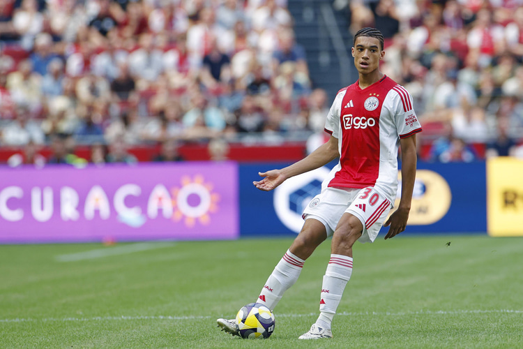 Aaron Bouwman tijdens zijn officiële debuut voor Ajax