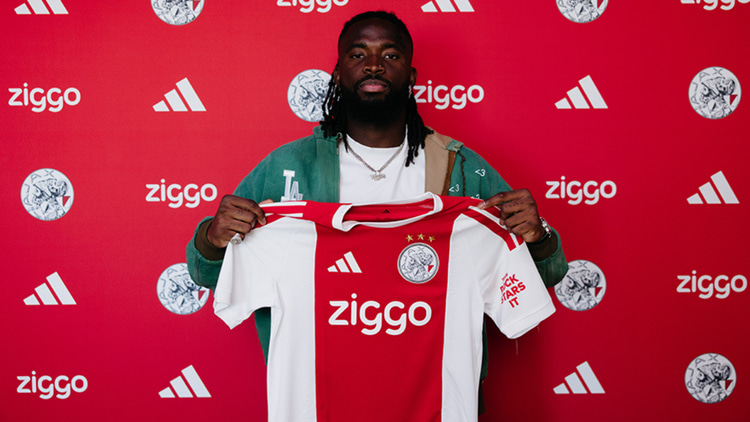 Tolu Arokodare bij zijn presentatie bij Ajax.