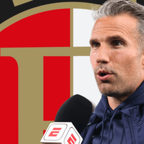 Robin van Persie verklapt voor camera's het vertrek van Feyenoord-aanvaller