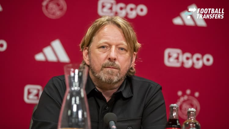 Sven Mislintat als technisch directeur van Ajax op een persconferentie.