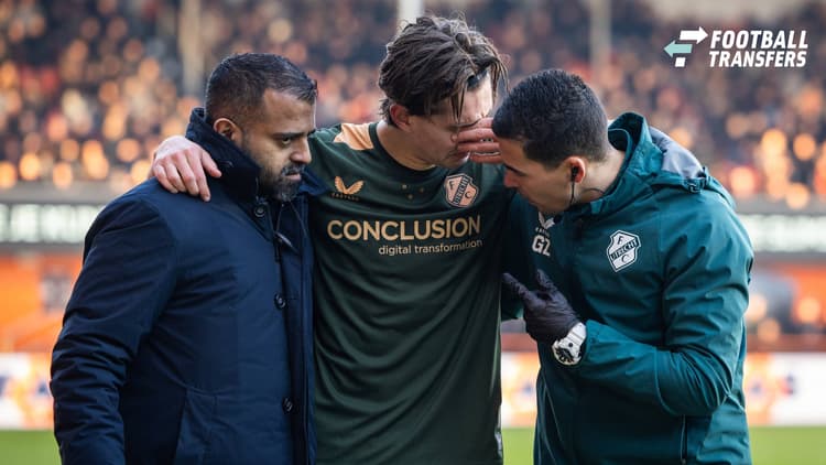 Victor Jensen moest zichtbaar geëmotioneerd het veld verlaten tegen FC Volendam.