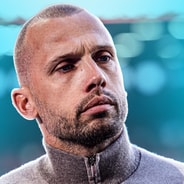 Hoewel John Heitinga op een pijnlijke wijze is vertrokken bij Ajax, kan de club het niet laten om hem te feliciteren met zijn verjaardag. Fans van de club reageren vol verbazing op de post op X, nadat Ajax slechts een week geleden nog melding maak...