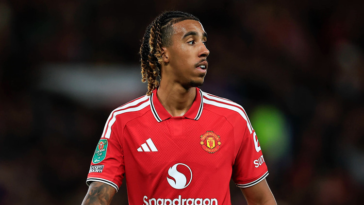 Leny Yoro is under pressure at Man Utd
