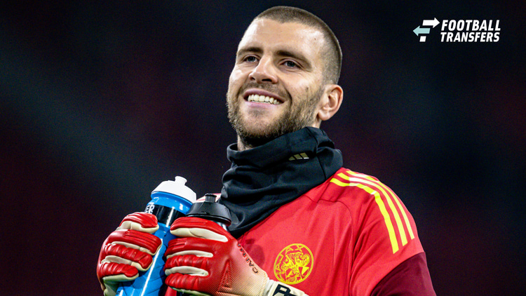 Maarten Paes werd onverwacht eerste keeper bij Ajax, maar moet nu weer genoegen nemen met een reserverol.