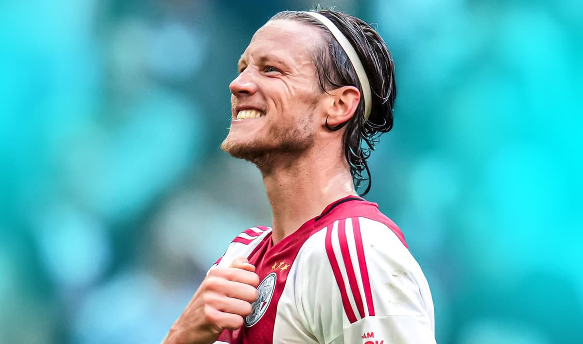 Johan Derksen is van mening dat Wout Weghorst niet thuishoort in de punt van de aanval bij Ajax. De analist stelt dat de spits totaal niet past bij de Amsterdamse club en uitte zijn onvrede over de manier waarop de aanvaller wordt gebruikt. De ...