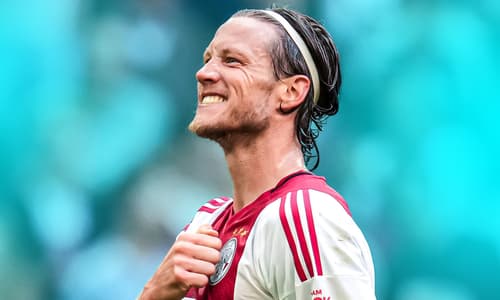 Johan Derksen is van mening dat Wout Weghorst niet thuishoort in de punt van de aanval bij Ajax. De analist stelt dat de spits totaal niet past bij de Amsterdamse club en uitte zijn onvrede over de manier waarop de aanvaller wordt gebruikt. De ...