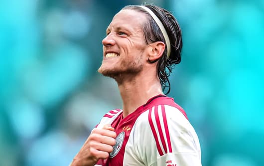 Johan Derksen is van mening dat Wout Weghorst niet thuishoort in de punt van de aanval bij Ajax. De analist stelt dat de spits totaal niet past bij de Amsterdamse club en uitte zijn onvrede over de manier waarop de aanvaller wordt gebruikt. De ...