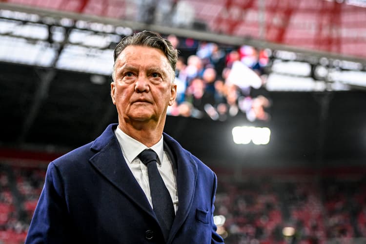 Louis van Gaal zou in zijn rol als adviseur bij Ajax een groot aandeel hebben gehad bij het ontslag van John Heitinga.