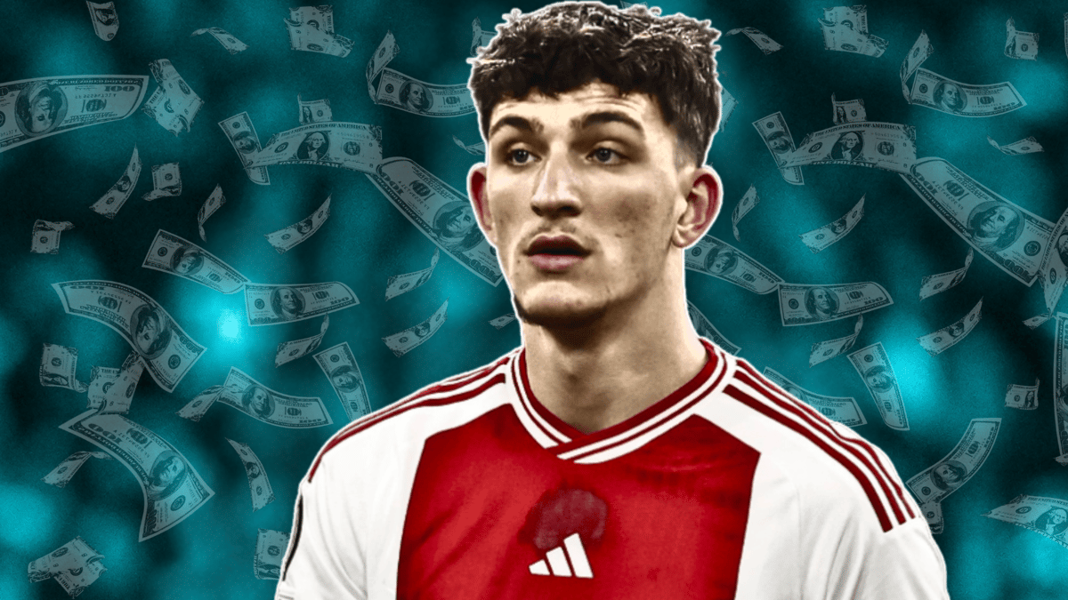 Trainer John Heitinga heeft bevestigd dat Ahmetcan Kaplan van Ajax de kans krijgt om zich op een nieuwe uitdaging te storten. Na het oefenduel met KV Mechelen liet de coach weten dat de Turkse verdediger bezig is met een andere club, wat wijst op ...