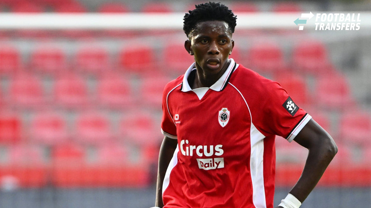 Jules Ahoka in actie in een van zijn vier officiële duels namens de hoofdmacht van Royal Antwerp.