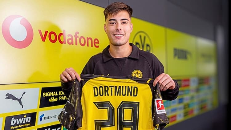 Aaron Anselmino joined Dortmund on loan in the summer.