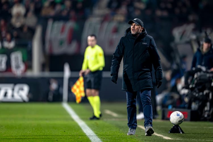 Dick Schreuder langs de lijn als NEC-trainer.