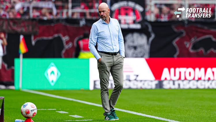 Erik ten Hag langs de lijn als trainer van Bayer Leverkusen.