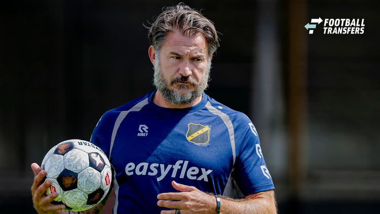 Carl Hoefkens als trainer van NAC Breda.