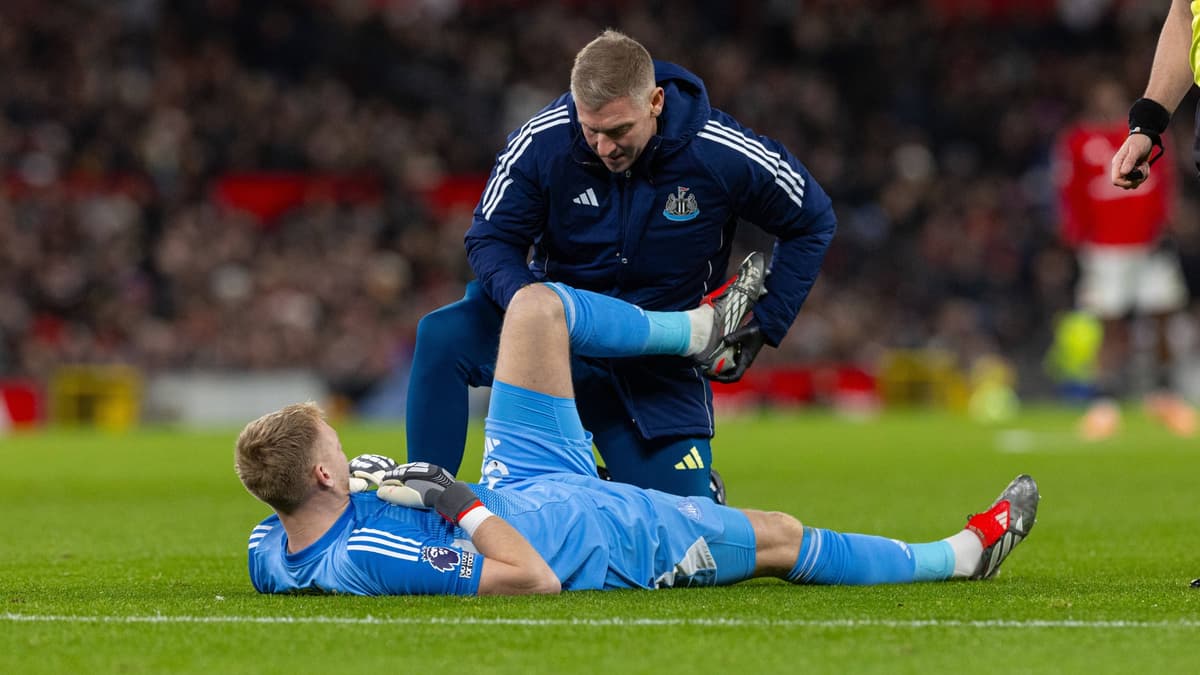 Newcastle goalkeeper Aaron Ramsdale receives treatment for an injury against Manchester United