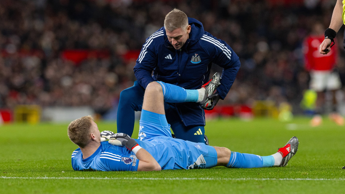 Newcastle goalkeeper Aaron Ramsdale receives treatment for an injury against Manchester United