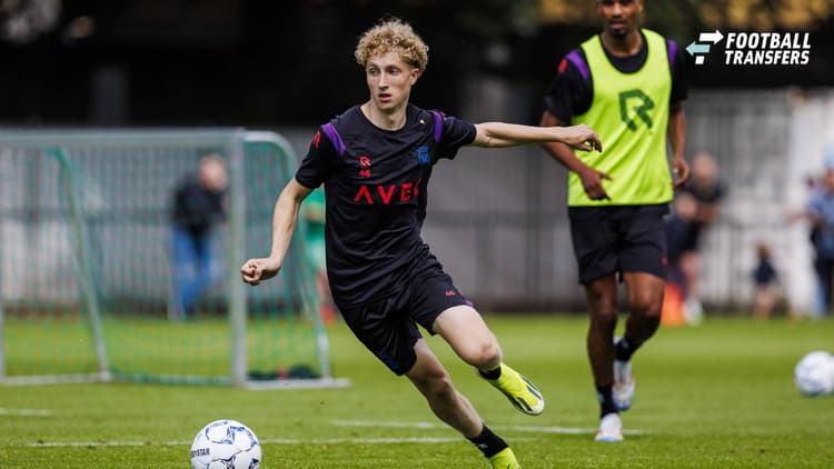 De kersverse Feyenoorder Pieter van Maarschalkerwaard op de training van Willem II.
