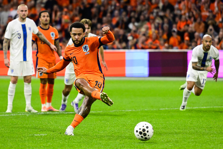 Memphis Depay benutte tegen Finland een strafschop.