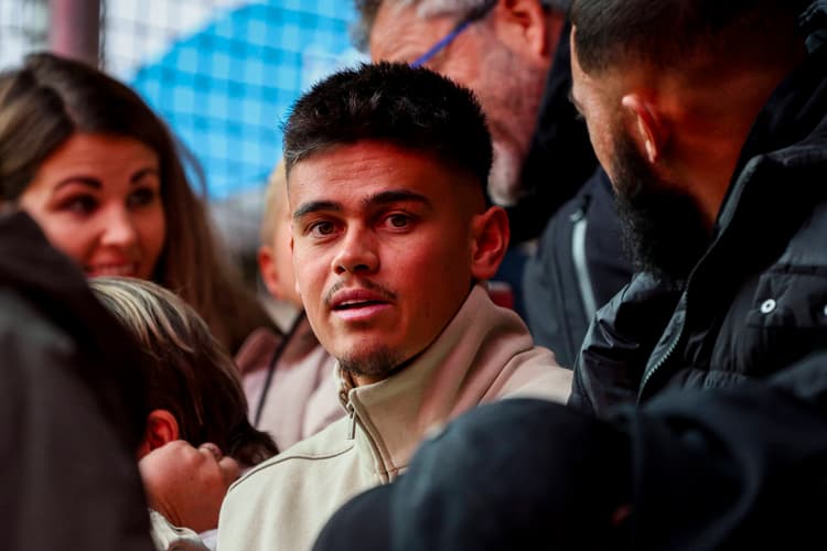 Mees Hilgers op de tribune tijdens de wedstrijd tegen Heracles Almelo.