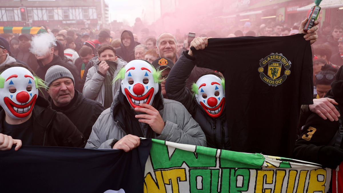 Man Utd, fans, protest, clowns, circus
