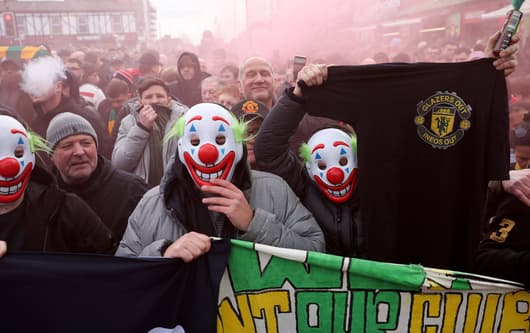 Man Utd, fans, protest, clowns, circus