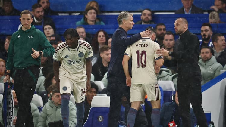 Oscar Gloukh werd wederom voortijdig van het veld gehaald bij Ajax door John Heitinga.