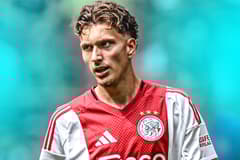 Mika Godts was gisteren de grote man bij Ajax tijdens de eenvoudige 4-1 overwinning op Fortuna Sittard. De Belgische vleugelaanvaller nam twee doelpunten voor zijn rekening en zag ook landgenoten Rayane Bounida en Jorthy Mokio scoren. Ondanks de t...