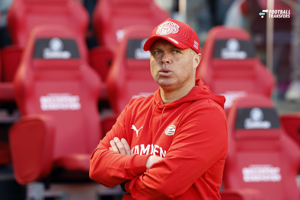 Earnest Stewart verlengde bij PSV zijn contract begin september en blijft zodoende tot medio 2030 verbonden als technisch directeur. De Amerikaanse bestuurders drukte de afgelopen transferperiodes zijn stempel al stevig op de selectie van de Ei...
