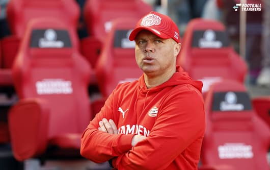 Earnest Stewart verlengde bij PSV zijn contract begin september en blijft zodoende tot medio 2030 verbonden als technisch directeur. De Amerikaanse bestuurders drukte de afgelopen transferperiodes zijn stempel al stevig op de selectie van de Ei...