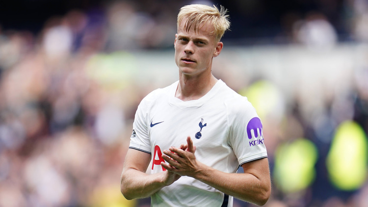 Jan Paul van Hecke maakte afgelopen zomer voor zestig miljoen euro de overstap naar Tottenham Hotspur.