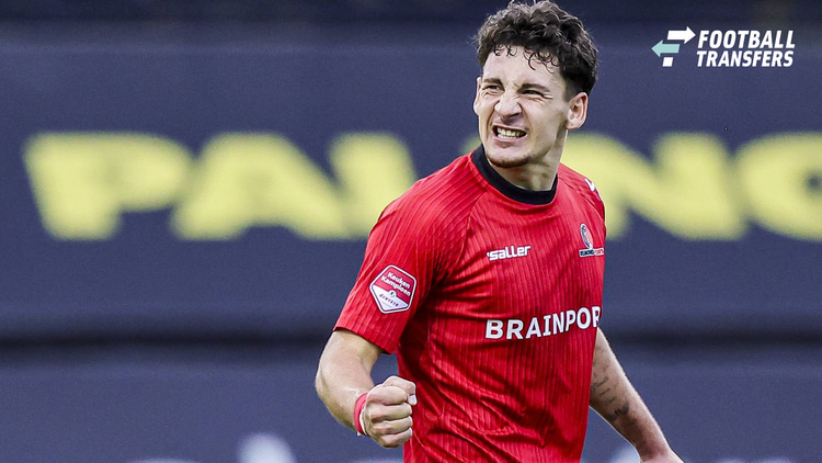 Mauro Lenaerts in het shirt van Helmond Sport.