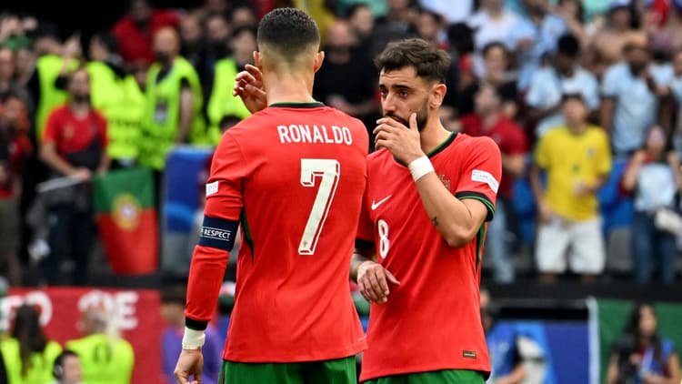 Cristiano Ronaldo and Bruno Fernandes exchange words