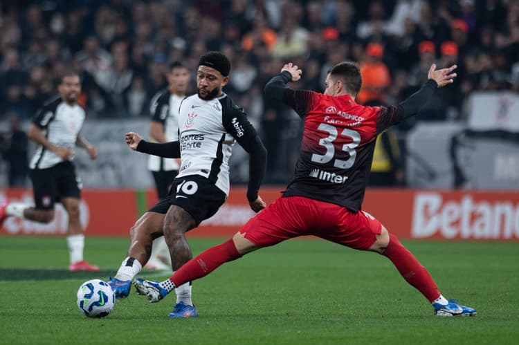 Memphis Depay in actie namens Corinthians.