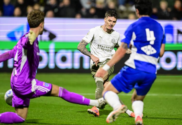 Dennis Man maakt zijn goal tegen PEC Zwolle.