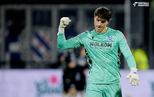 Heerenveen heeft te maken met een lastig vraagstuk rond de contractsituatie van Bernt Klaverboer. De 21-jarige doelman is dit seizoen de vaste waarde onder de lat in het Abe Lenstra Stadion en maakt een geweldige ontwikkeling door, maar zijn Es...