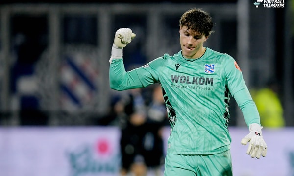 Heerenveen heeft te maken met een lastig vraagstuk rond de contractsituatie van Bernt Klaverboer. De 21-jarige doelman is dit seizoen de vaste waarde onder de lat in het Abe Lenstra Stadion en maakt een geweldige ontwikkeling door, maar zijn Es...