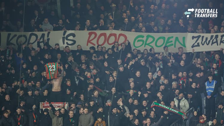 Het spandoek van de NEC-aanhang.