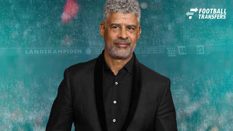 Frank Rijkaard vervult al jaren geen rol meer in het betaald voetbal, maar kan mogelijk door Jordi Cruijff overgehaald worden.
