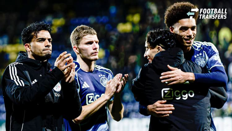 Spelers van Ajax bedanken het uitvak na de zege op bezoek bij Fortuna Sittard (1-3).