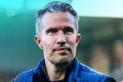 De clubleiding van Feyenoord is maandagavond in De Kuip bijeengekomen voor een spoedoverleg over de toekomst van Robin van Persie. Na de recente puntendeling op bezoek bij NAC Breda (3-3) stond de positie van de hoofdtrainer zwaar onder druk, m...