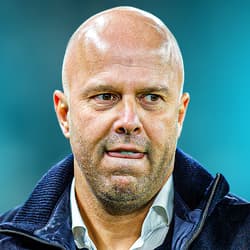 Arnold Bruggink heeft zijn steun uitgesproken voor Arne Slot, de trainer van Liverpool, die momenteel onder druk staat vanwege tegenvallende prestaties. Bruggink hoopt dat er meer begrip komt voor de situatie bij Liverpool, vooral gezien het recen...