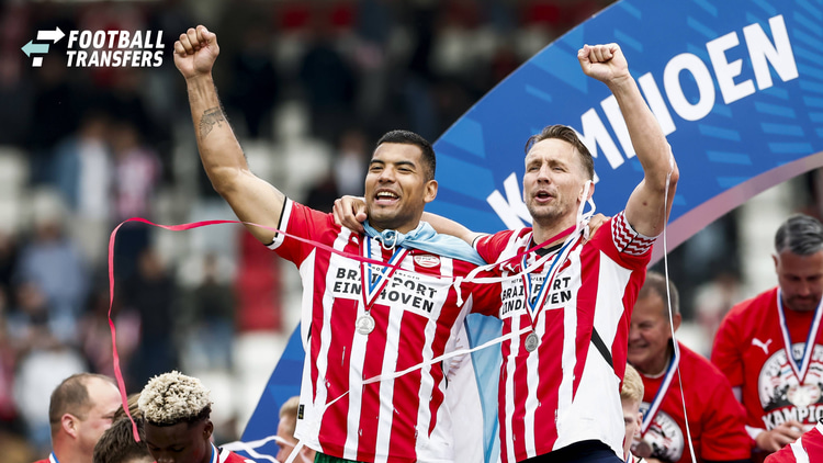 Walter Benítez viert feest met Luuk de Jong na het behalen van de landstitel in het seizoen 2024/25.