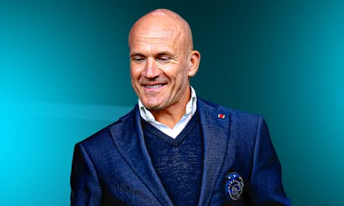 Arnold Bruggink, voormalig technisch directeur van FC Twente, heeft in de podcast De Maaskantine van Sportnieuws.nl zijn zorgen geuit over de werkcultuur en de druk binnen Ajax. Hij spreekt over de grote ego's binnen de club en de impact die dat h...