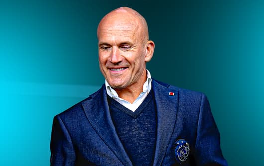 Arnold Bruggink, voormalig technisch directeur van FC Twente, heeft in de podcast De Maaskantine van Sportnieuws.nl zijn zorgen geuit over de werkcultuur en de druk binnen Ajax. Hij spreekt over de grote ego's binnen de club en de impact die dat h...