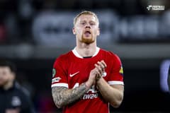 Mexx Meerdink heeft zijn stormachtige opmars bij AZ bekroond met zijn officiële debuut in het Nederlands elftal. Na het vertrek van Troy Parrott pakte de 23-jarige spits bij de Alkmaarders. Na blessureleed bij Oranje besloot bondscoach Xavi Her...