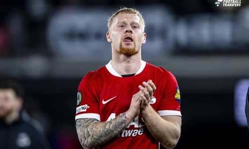 Mexx Meerdink heeft zijn stormachtige opmars bij AZ bekroond met zijn officiële debuut in het Nederlands elftal. Na het vertrek van Troy Parrott pakte de 23-jarige spits bij de Alkmaarders. Na blessureleed bij Oranje besloot bondscoach Xavi Her...